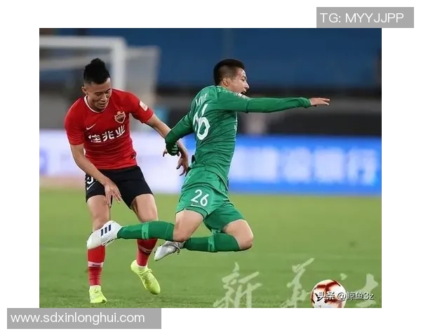 足球明星归国引发热议球迷期待新赛季精彩表现 足球明星归国引发热议球迷期待新赛季精彩表现