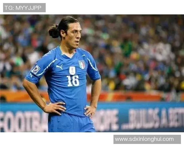 足球明星长发飘飘展现风采与个性引领时尚潮流的魅力之旅 足球明星长发飘飘展现风采与个性引领时尚潮流的魅力之旅